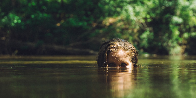 Bañarse en un río es una maravillosa manera de practicar earthing Earthing, grounding.